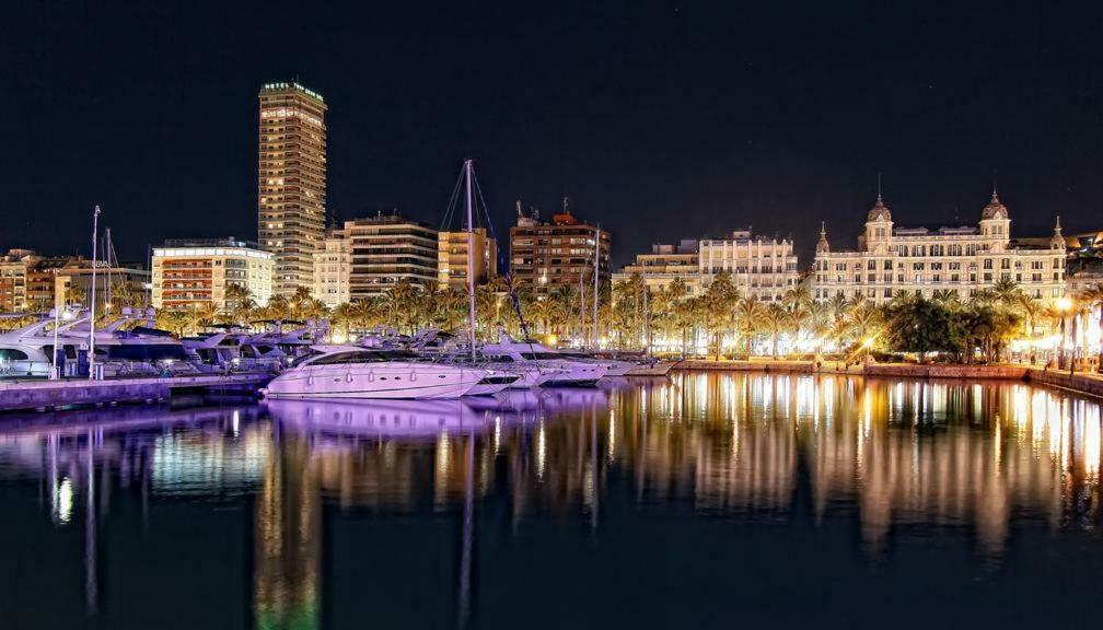 Centrico Y Espacioso Piso En Barrio Tranquilo Alicante Bagian luar foto